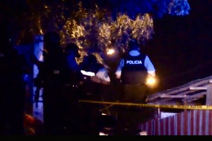 Bajo un árbol los agentes policiales levantaron varios indicios balísticos