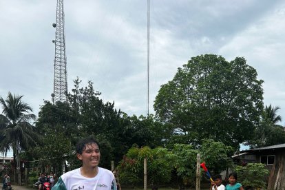Un corredor perdió un zapato en el lodo, pero no se detuvo y siguió hacia la gloria.