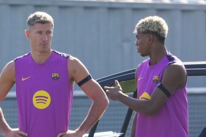 Robert Lewandowski volvió a la convocatoria de un equipo que comandará Lamine Yamal (d) en el ataque.