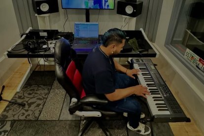 Jeff The Producer trabajando en el estudio.