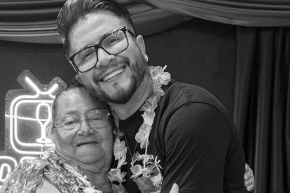 Jorge Heredia y su abuelita Rosa, quien falleció el pasado 22 de agosto.