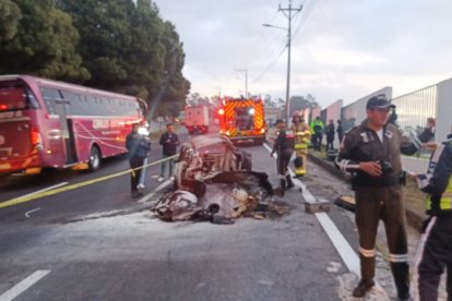 Los documentos personales que llevaban las víctimas quedaron chamuscadas luego de que se quemaran dentro del auto.