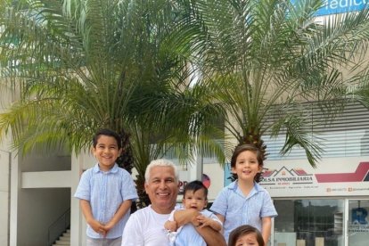 La mejor etapa e su vida dice Montanero es pasar con sus 4 nietos: Alonso, Emiliano, Benjamín  (brazos) y Mauro