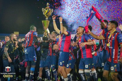 Los jugadores de Deportivo Quito celebran la consecución del título en el campeonato de Pichincha.