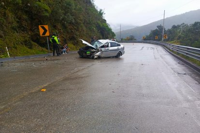 Agentes de tránsito llegaron al sitio para tomar procedimiento.