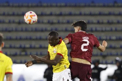 Jugadores lucharon por el control del balón.