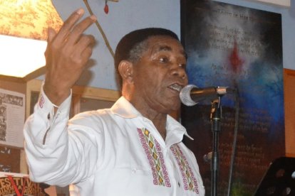 El poeta Antonio Preciado salió del país semanas después de recibir amenazas.