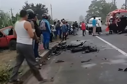 Marcos Olmedo falleció en vía a Quinindé, provincia de Esmeraldas. Se impactó contra este vehículo color rojo.