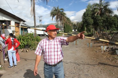 Thomas Cevallos indica el lugar por donde habían ingresado los criminales para huir de la multitud.