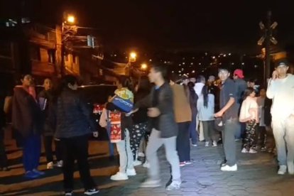 Las personas del barrio durante la persecución de los delincuentes.