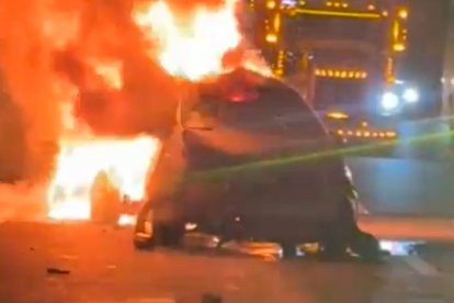 Momento en el que se quemaba el auto en el que viajaban el productor y su novia.
