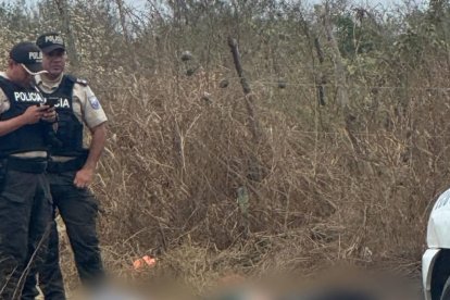 Agentes policiales se desplegaron en la escena del crimen