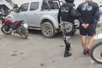 El conductor del carro fue aprehendido por los gendarmes.