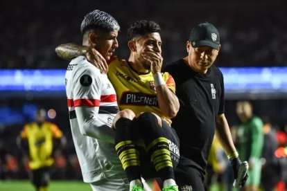 EL JUGADOR DE BARCELONA ES RETIRADO DE LA CANCHA TRAS UNA LESIÓN ||