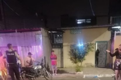 El cuerpo quedó en la calzada.