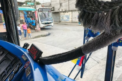 Desde la cabina de un bus de la línea 10, un conductor enfrenta el temor constante a ser víctima de robos y extorsiones.