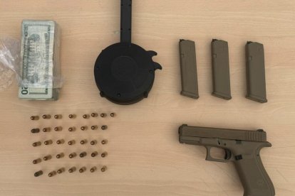 Pistola, cargadores, municiones y dinero forman parte de los elementos asegurados por la Policía en Durán.