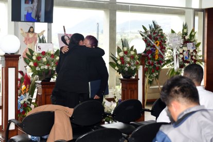 Allegados de la familia le dan condolencias a la madre de la víctima.