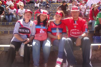 Alisson Jama junto a sus padres y hermana mayor.