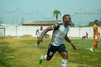 Taylor Mercado figura de Astillero FC.