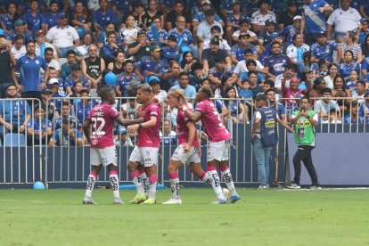 El domingo Claudio (c) anotó el único tanto con el que Independiente venció a Emelec.