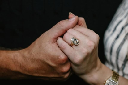 Taylor Swift muestra su anillo de compromiso tras la propuesta romántica de Travis Kelce en un jardín lleno de flores.