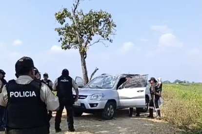 En una zona rural se volcó el carro en el que andaban los sospechosos del ataque.