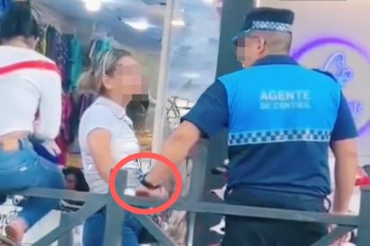 Captura de pantalla de un video que evidencia un presunto acto de corrupción por parte de un agente metropolitano.