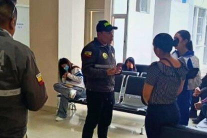 Policías dialogan con la esposa del afectado.