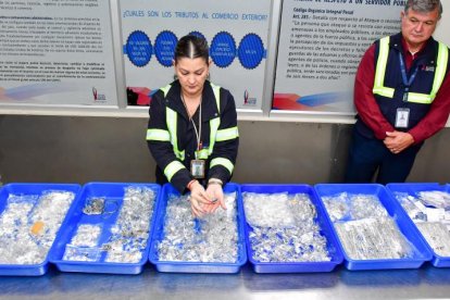 Autoridades revisan la cantidad de joyas que e encontraron en una maleta en el aeropuerto de Guayaquil.