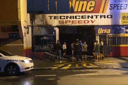 Un incendio se produjo en una lubricadora ubicada en el sur de Guayaquil, en las calles Guaranda y Bolivia.