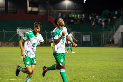 Bryan Angulo (d) celebra uno de sus goles con Liga de Portoviejo.
