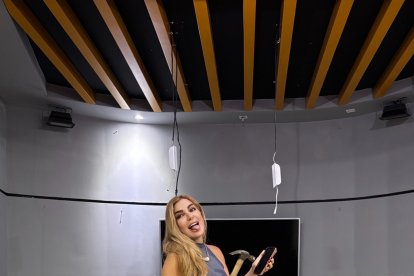 Mariela Viteri dentro de lo que será la nueva cabina de su radio.
