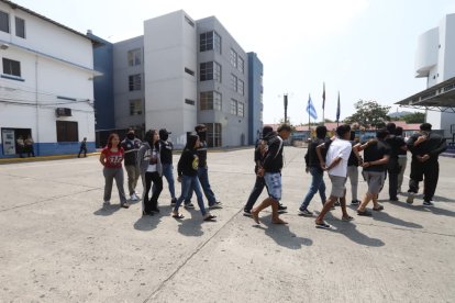 Parte de los detenidos fueron presentados a la prensa.