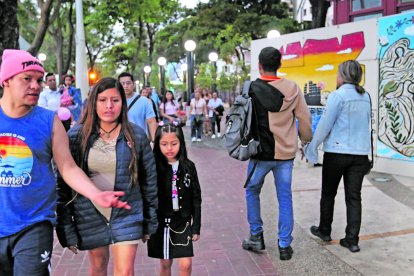 A medida que anochece, las personas empiezan a colocarse prendas abrigadas.