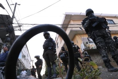 Agentes policiales inspeccionan viviendas durante un operativo en Monte Sinaí y Flor de Bastión.