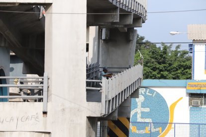 Personas a diario llegan a este puente para consumir drogas, hacer sus necesidades biológicas o dormir en él.