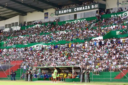 Liga de Portoviejo contó con el gran apoyo de su hinchada.