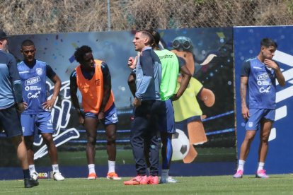 Sebastián Beccacece junto a los seleccionados de la Tri para las eliminatorias sudamericanas.
