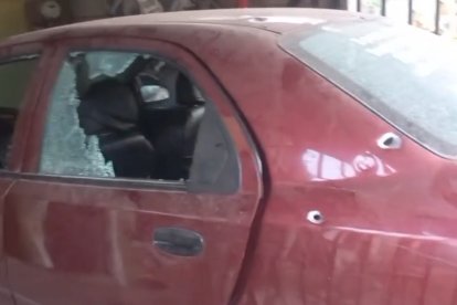Dentro del inmueble en donde estaban las víctimas, un vehículo quedó con orificios de balas.