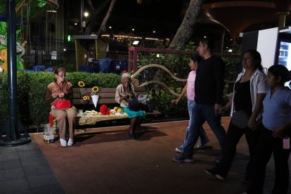 Peatones quedan sorprendidos con la calidad de los adornos tejidos.