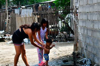 Niños de la Isla Puná disfrutan del agua que ahora llega hasta sus hogares a través de tuberías.