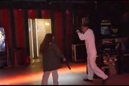 La madre del influencer lo sacó a la 'mala' del centro de diversión nocturna.