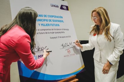 Autoridades municipales y representantes de Mujer Futura durante la firma del convenio para impulsar el liderazgo femenino.