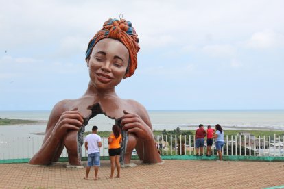 Esta escultura resalta en la zona de la desembocadura del río Verde en el mar.
