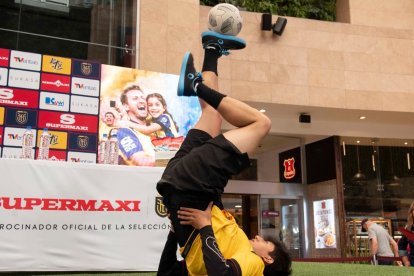 El campeón nacional de freestyle, Iker Freire, abrió el evento de presentación del nuevo auspiciante de la selección