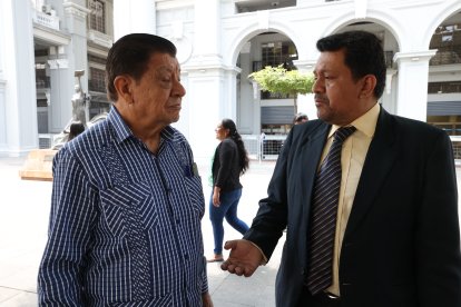 Franklin Coloma (d) y su padre Hernán (i) en los exteriores del Municipio tras intentar conocer la causa de la clausura de sus locales comericales en la Bahía.