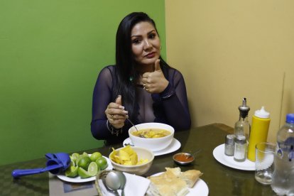 EXTRA llevó a Marina a probar encebollado y ¡le encantó!