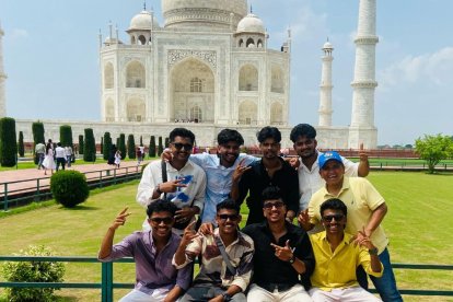 Locales les piden fotos a extranjeros que no conocen. El periodista de EXTRA Jerson Ruiz (amarillo claro) accedió a posar.