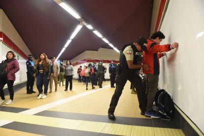 Policía, Fuerzas Armadas y Municipio revisaron a los pasajeros en tres estaciones.